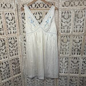 Vintage KOMAR Ivory Sleeveless Nightgown Sz M Embroidered Flowers Lace Nylon USA